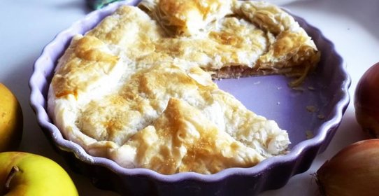 Корнуолльский пирог из лука с яблоками