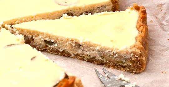 Творожный пирог с фейхоа и клубничным соусом