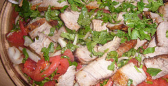 Запеченная свинина с салатом из помидоров и лука