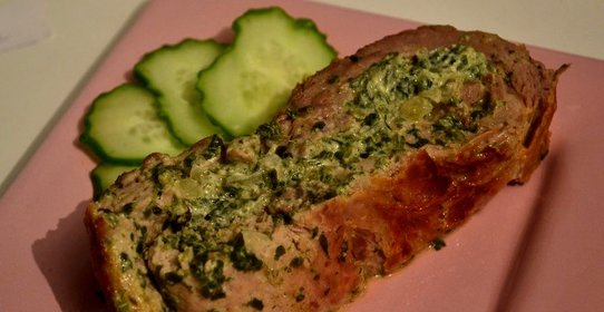 Мясной рулет с начинкой из шпината и творожного сыра