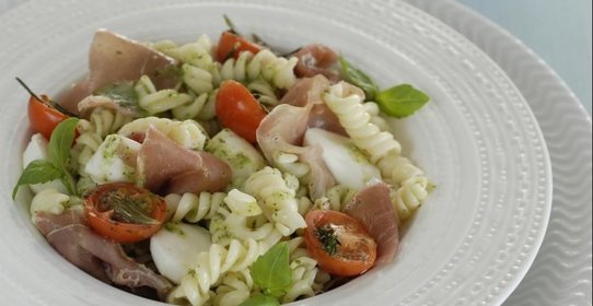 Салат с макаронами под соусом песто