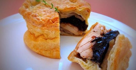 Мини-пирог с курицей и черносливом