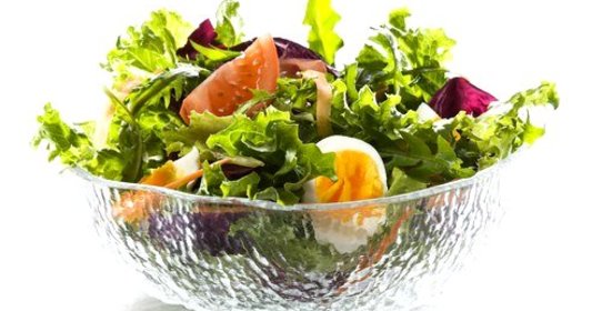 Салат из листьев одуванчика с помидорами черри