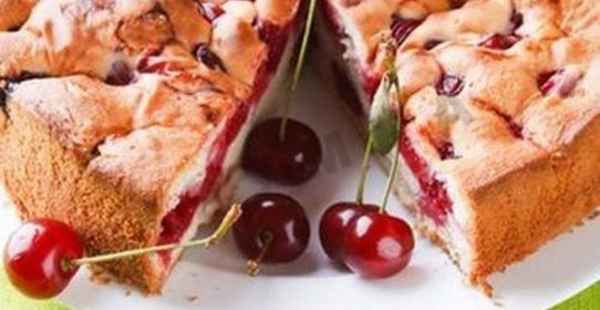 Шарлотка с вишней в мультиварке