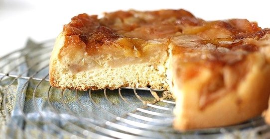 Шарлотка с карамелизированными яблоками