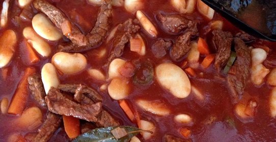 Говядина в томатном соусе с фасолью лима