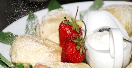 Паровые творожные вареники с клубникой