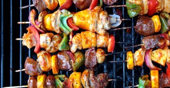 Маринованные бараньи шашлыки с овощами и грибами на гриле