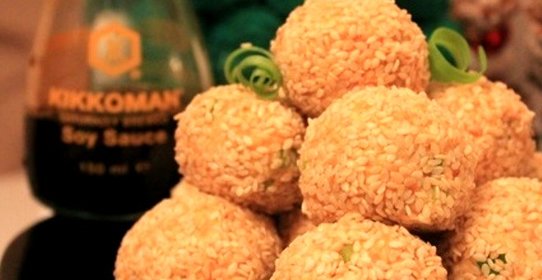 Салат в шариках с рисом и консервой