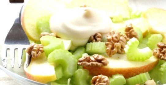 Салат Вальдорф с сельдереем, яблоками и грецкими орехами
