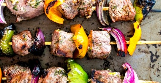 Шашлык из говядины с луком и перцем
