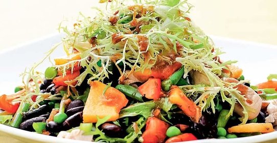 Салат из индейки и черной фасоли с заправкой из кинзы