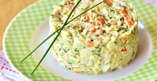 Крабовый салат с огурцом и зеленым луком