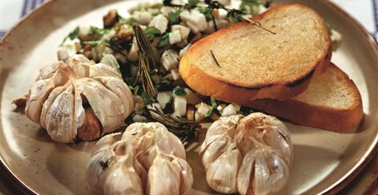 Запеченый чеснок с козьим сыром