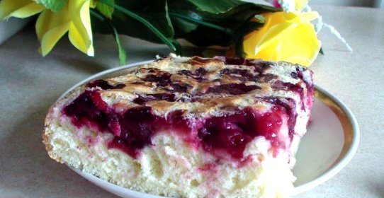 Шарлотка с черешней