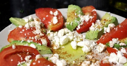 Салат с авокадо, помидорами и фетой