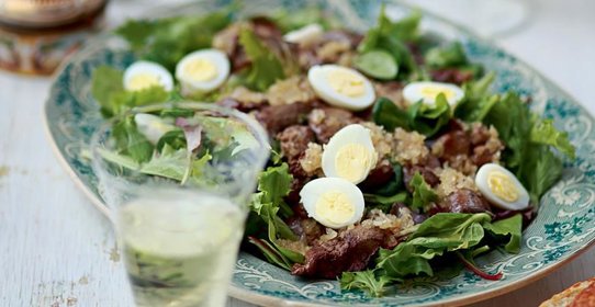 Зеленый салат с теплой печенкой цесарки