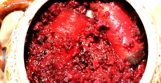 Говядина, тушеная с баклажанами в горшочках