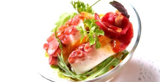 Салат из осьминога на гриле, рукколы и черри