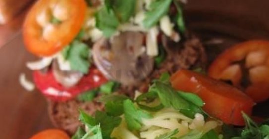 Рулетики из макрели с ревенем