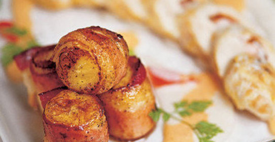 Гуляш из филе курицы с креветками и бананами, обжаренными в беконе