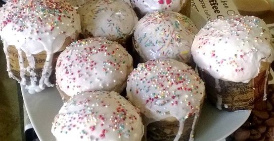 Кулич с грецким орехом и изюмом