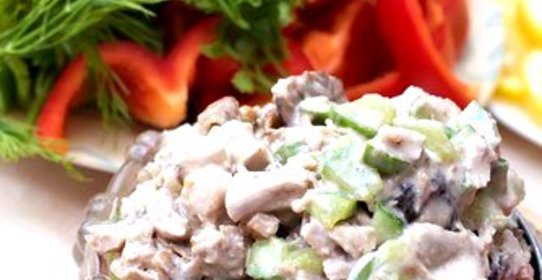 Салат из курицы с шампиньонами и маринованными огурцами