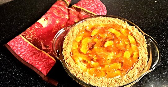 Яблочный пирог с абрикосовым джемом на корже из печенья