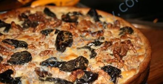 Пирог с черносливом и грецкими орехами