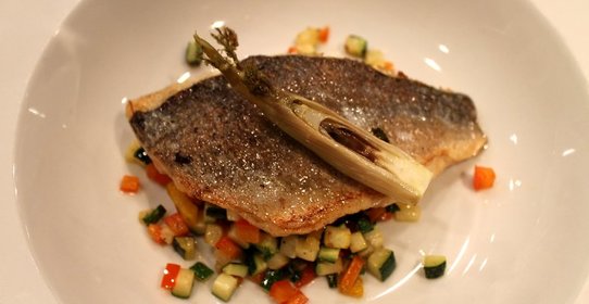 Филе дорады на овощном соте