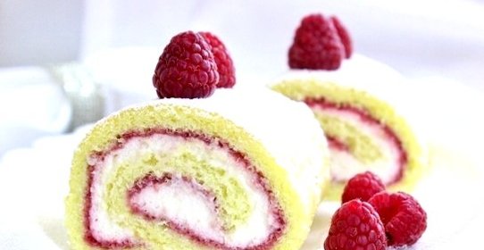 Рулет бисквитный с ягодами