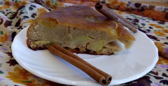 Яблочная шарлотка с пропиткой из грушевого шнапса и меда