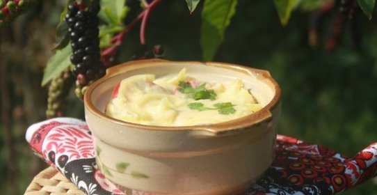 Пельмени в омлете с овощами