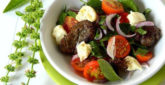 Теплый салат с куриной печенью и сливочным сыром
