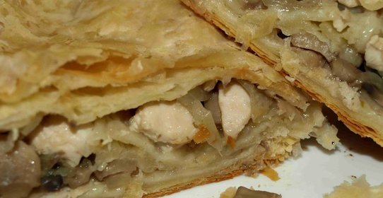 Слоеный рулет с курицей и грибами