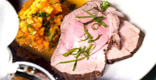 Свинина в луковой шелухе c морковным пюре и луковым джемом