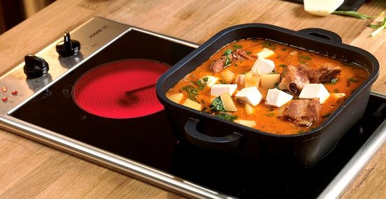 Красный карри со свиными ребрышками, картошкой и тофу