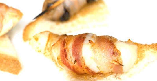 Рулеты из гребешков и чернослива на тостах