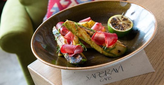 Салат из авокадо с бастурмой