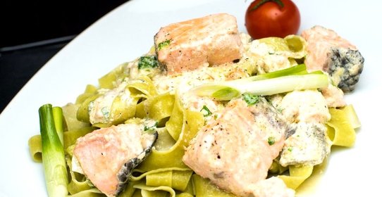 Паста с семгой в сливочно-чесночном соусе