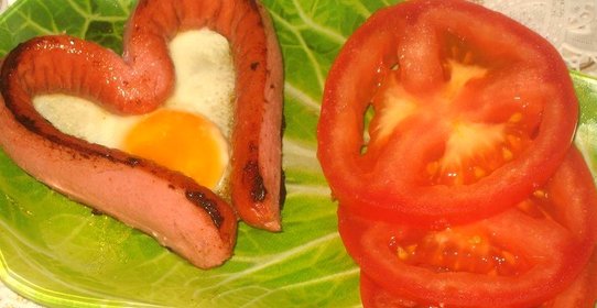 Яичница в сосиске в форме сердца