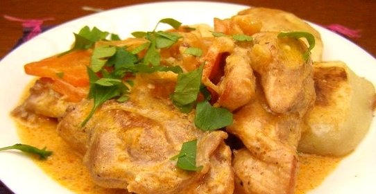 Кролик, тушенный с луком и морковью