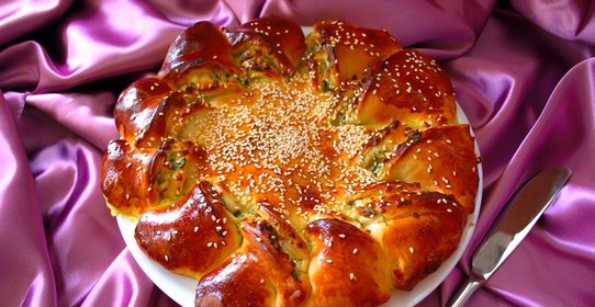 Пирог с зеленью и брынзой