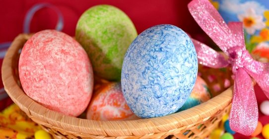 Яйца пасхальные окрашенные цветным рисом