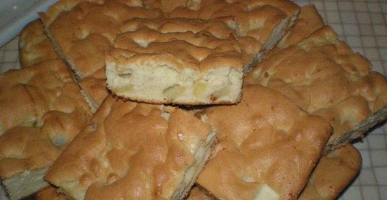 Шарлотка с яблоками и грушами