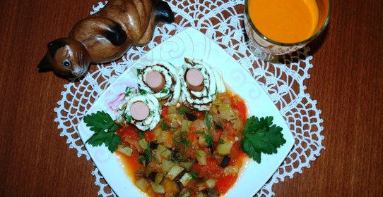 Овощной рататуй, рулетики из омлета и облепиховый морс