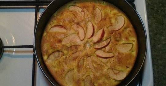 Шарлотка с яблоками