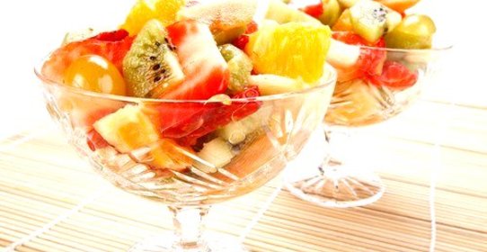 Ананасы с шампанским и смесью свежих фруктов