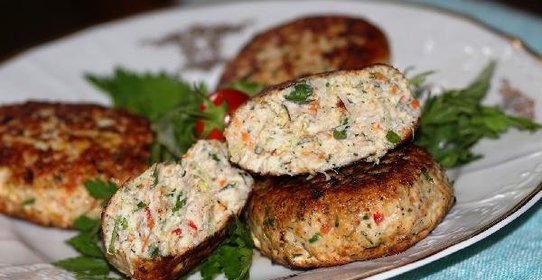 Куриные котлеты с творогом и овощами