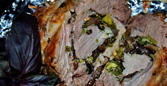 Мясной рулет с грибами и зеленью